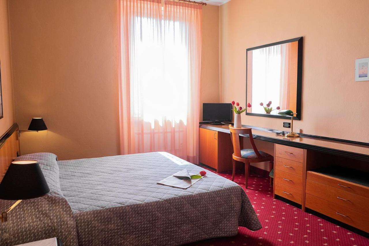 Hotel Milano Pool & Garden Salice Terme Ngoại thất bức ảnh