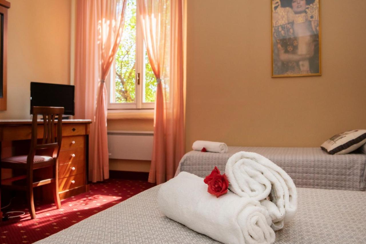 Hotel Milano Pool & Garden Salice Terme Ngoại thất bức ảnh