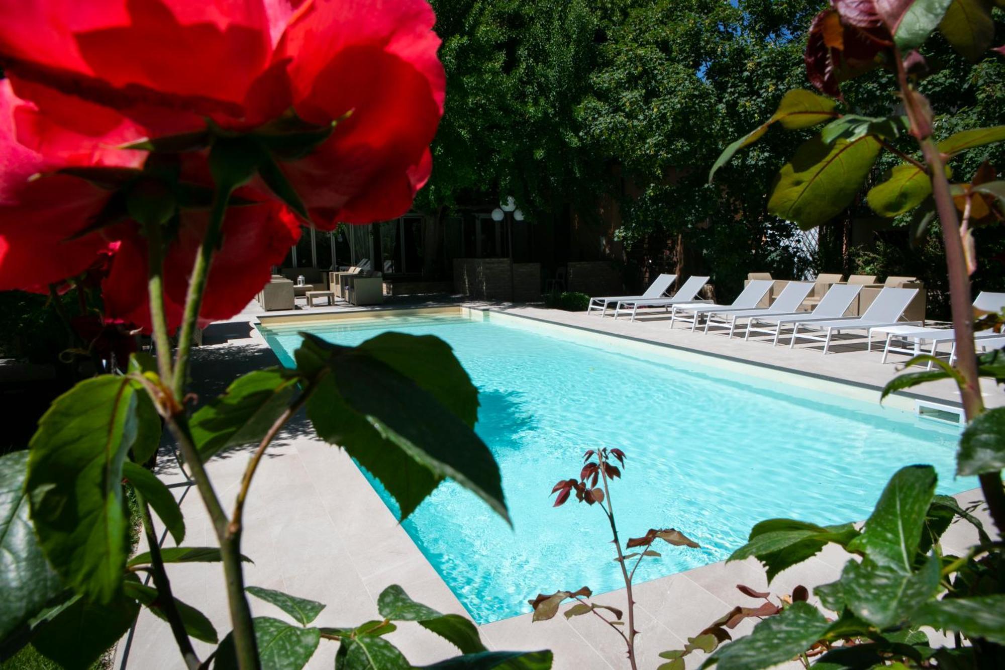 Hotel Milano Pool & Garden Salice Terme Ngoại thất bức ảnh