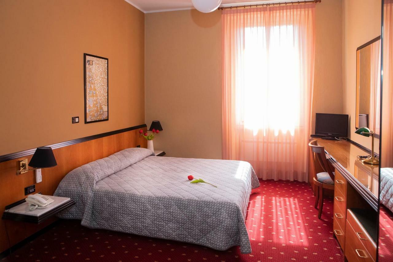 Hotel Milano Pool & Garden Salice Terme Ngoại thất bức ảnh