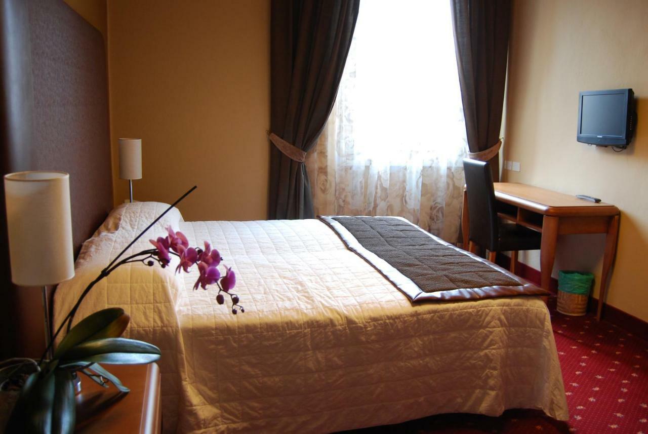 Hotel Milano Pool & Garden Salice Terme Ngoại thất bức ảnh